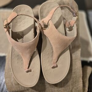 Vionic sandals . Neutral size 8